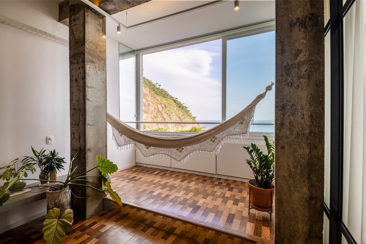 Vista da sala para a praia do Leme através das janelas
