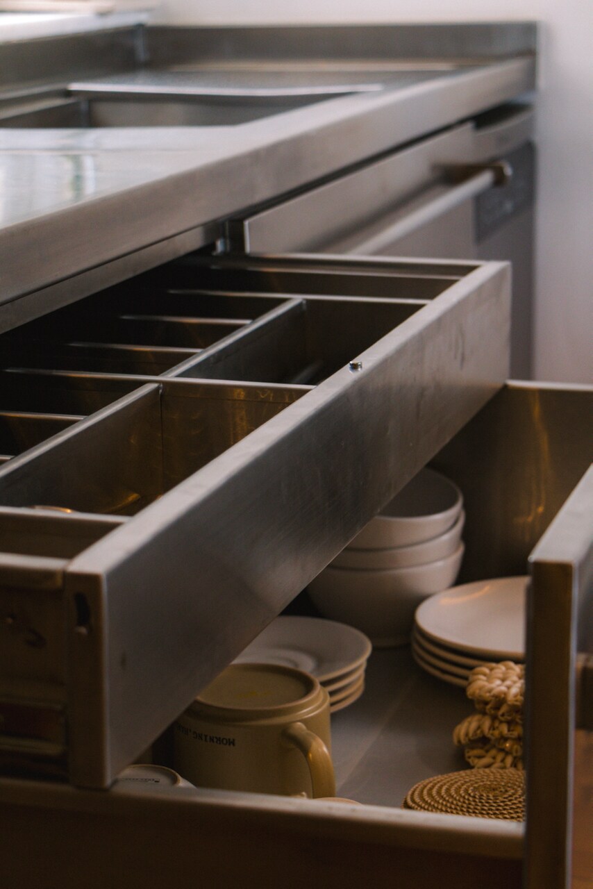 Bancada de inox com Nespresso, chaleira e lava-louças